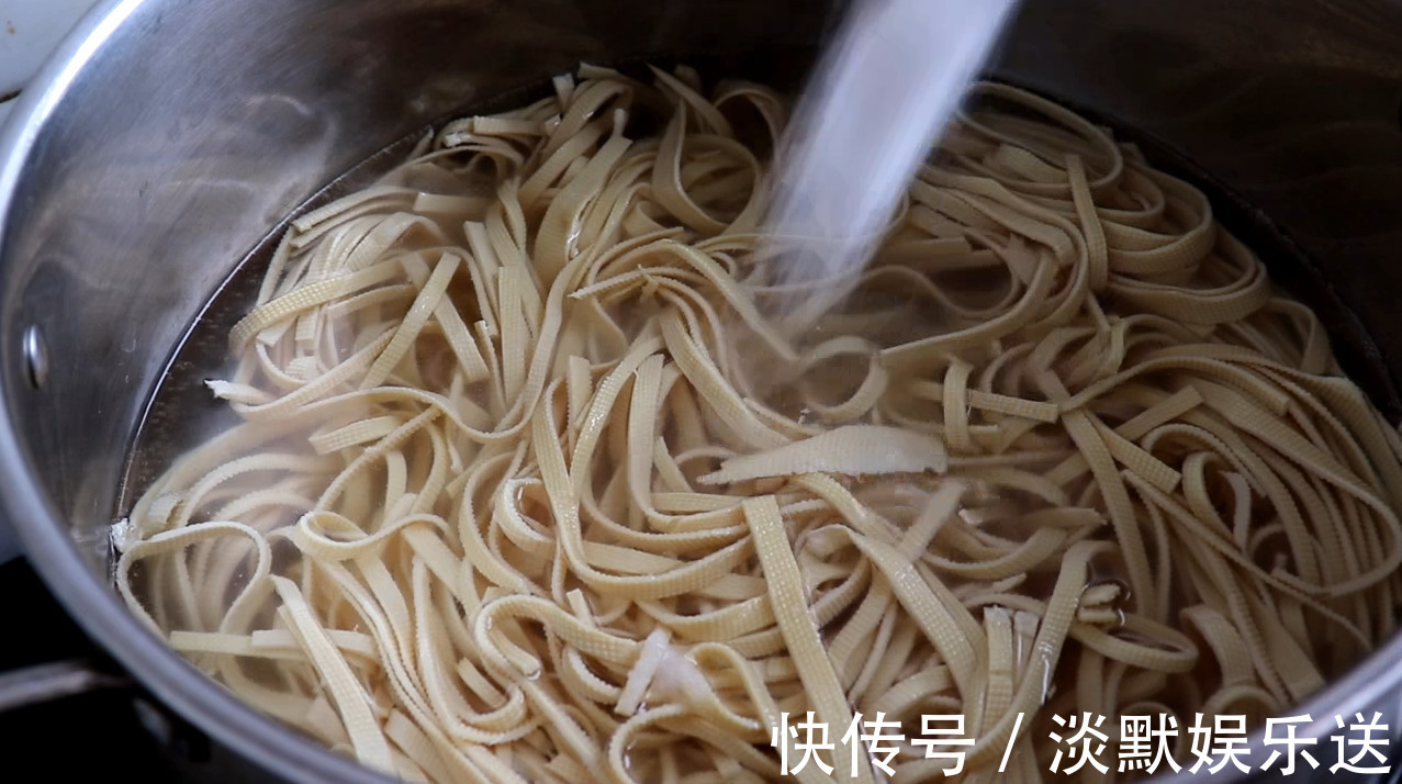 蒜蓉辣椒酱|豆腐皮别再炒着吃了，教你一个特色吃法，一做一大盆，方法超简单