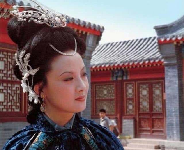 贾府&王熙凤在贾府一向嚣张跋扈,为何从不敢提自己父亲的名字?