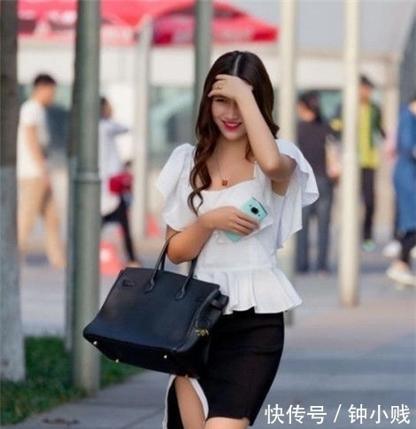 街拍身穿吊带红裙小姐姐,雪白的肌肤,让人羡慕