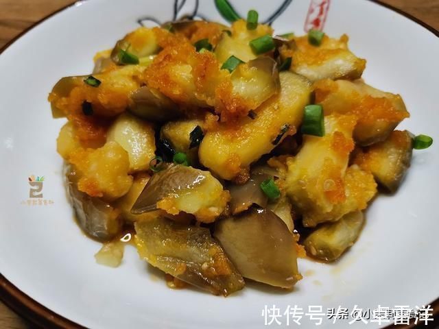 蒸茄子时，万万不可直接蒸，多加一步，茄子雪白不黑，鲜嫩有食欲