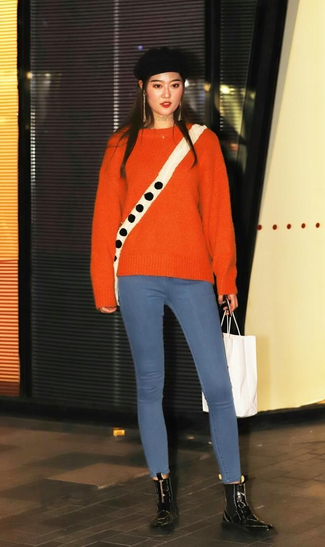 牛仔裤可以展现你的曼妙身姿，也让你身材更加的完美有型