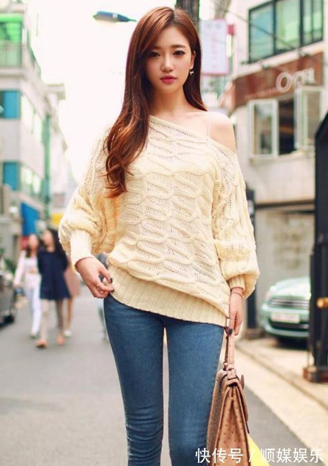 紧身牛仔裤 小姐姐穿紧身牛仔裤,随意搭配都超级美丽,塑造纤细小蛮腰