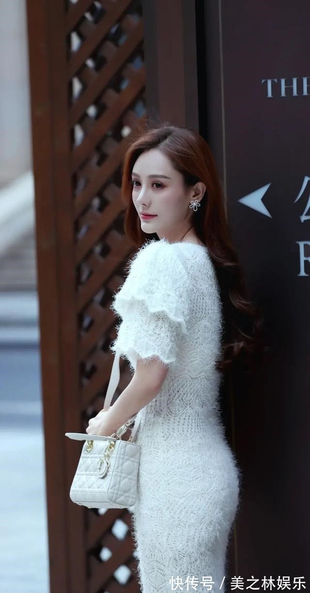 连衣裙 夏末秋初的甜美风穿搭,白色短袖针织连衣裙,优雅大方显气质!