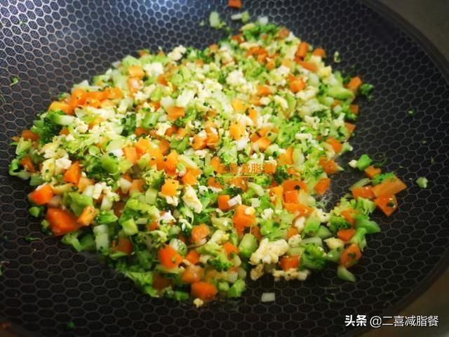 炒饭|450大卡的减脂午餐,用了7种食材,简单一锅炒,太适合上班族了