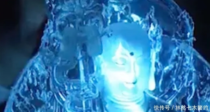 女子拿家中的菩萨去鉴宝,专家关灯后用光一照,直言:不用鉴定了