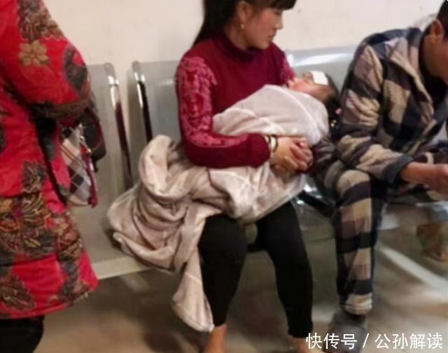 医院|医院走廊里,一位宝妈抱着孩子,看到她的一身打扮后不禁有些鼻酸