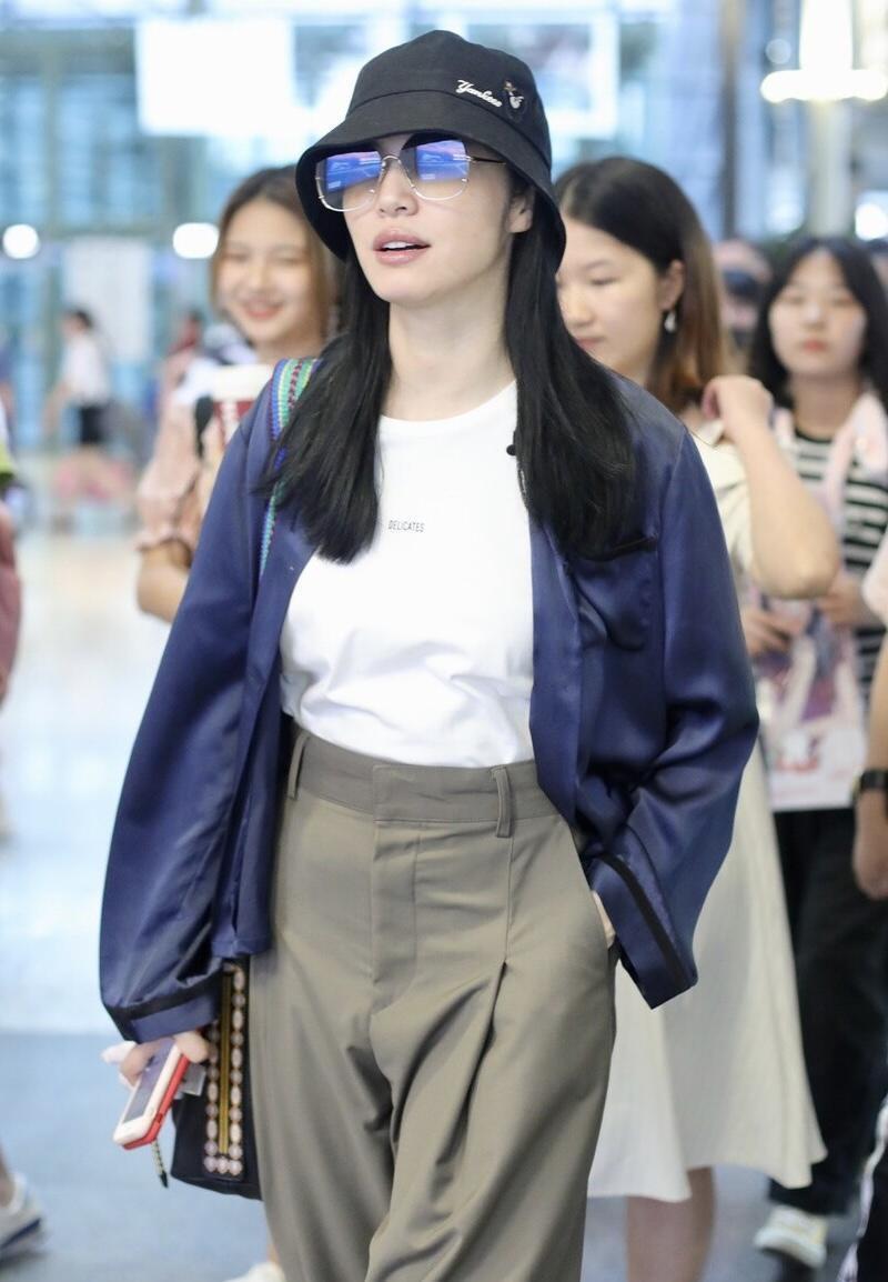 美眉|姚晨真懂“抢镜”，白T恤配外套休闲随性，T恤扎进裤子里好显高