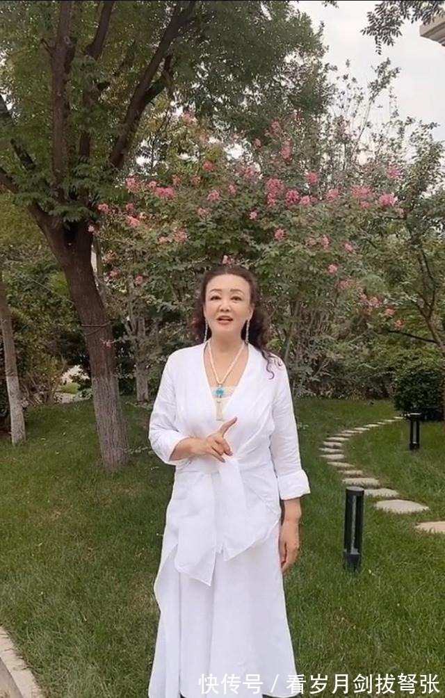 彩色 穿衣还是简单点好!大S婆婆平时下厨挺时髦,名媛聚会却用力过猛!