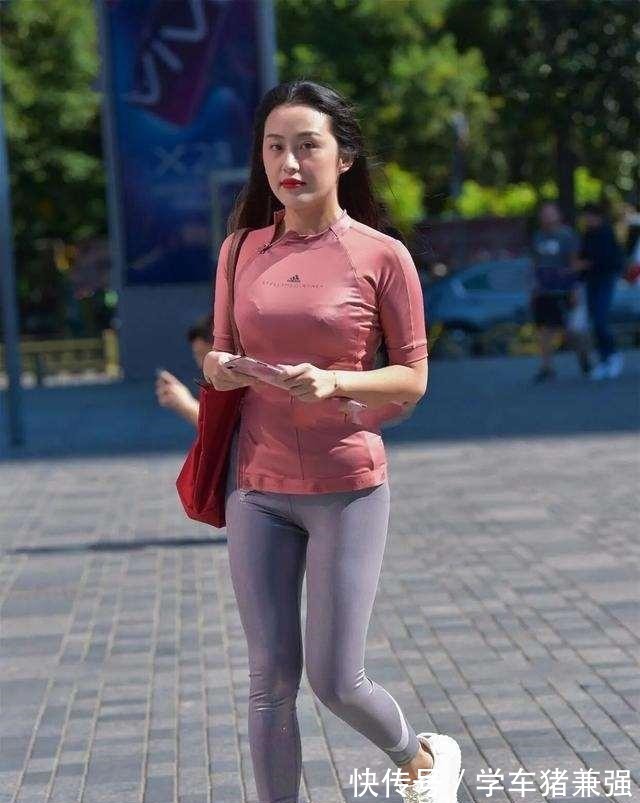 包包 棕色筒状包包搭配黑色短袖,穿出高级感、优雅风,走出学院范!