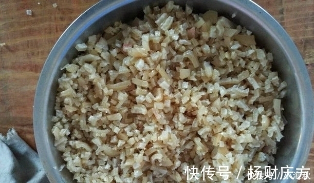 老家|小伙带女友回农村老家，准公公特意做了个拿手菜，姑娘一口不吃