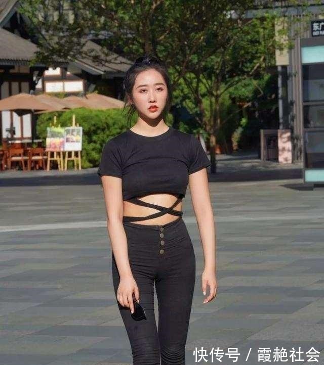 搭配 黑色心机短袖搭配深色高腰打底裤,清爽搭配,穿出高贵感觉!