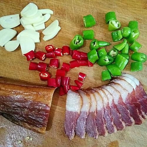 小米辣|腊肉到底怎么洗？用热水or冷水，大厨经验用这种“水”，原汁原味