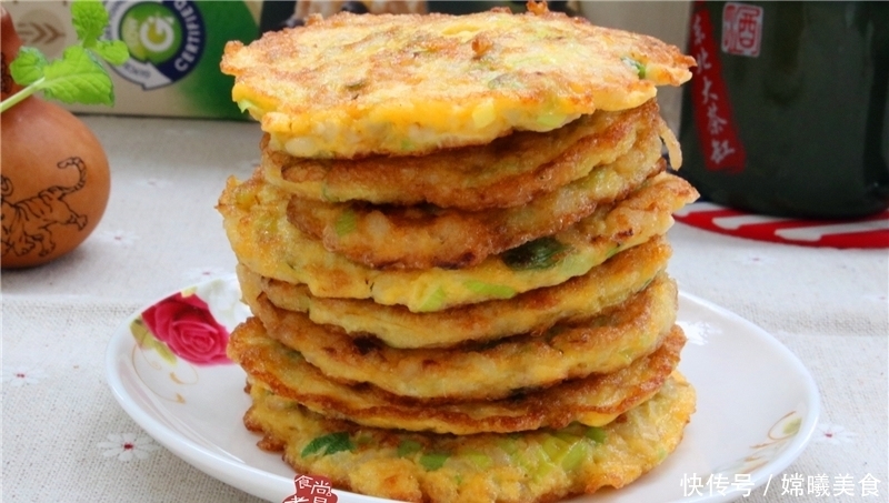 两个鸡蛋加两勺粗粮,搅一搅,煎一煎,点心快速做好,营养又健康