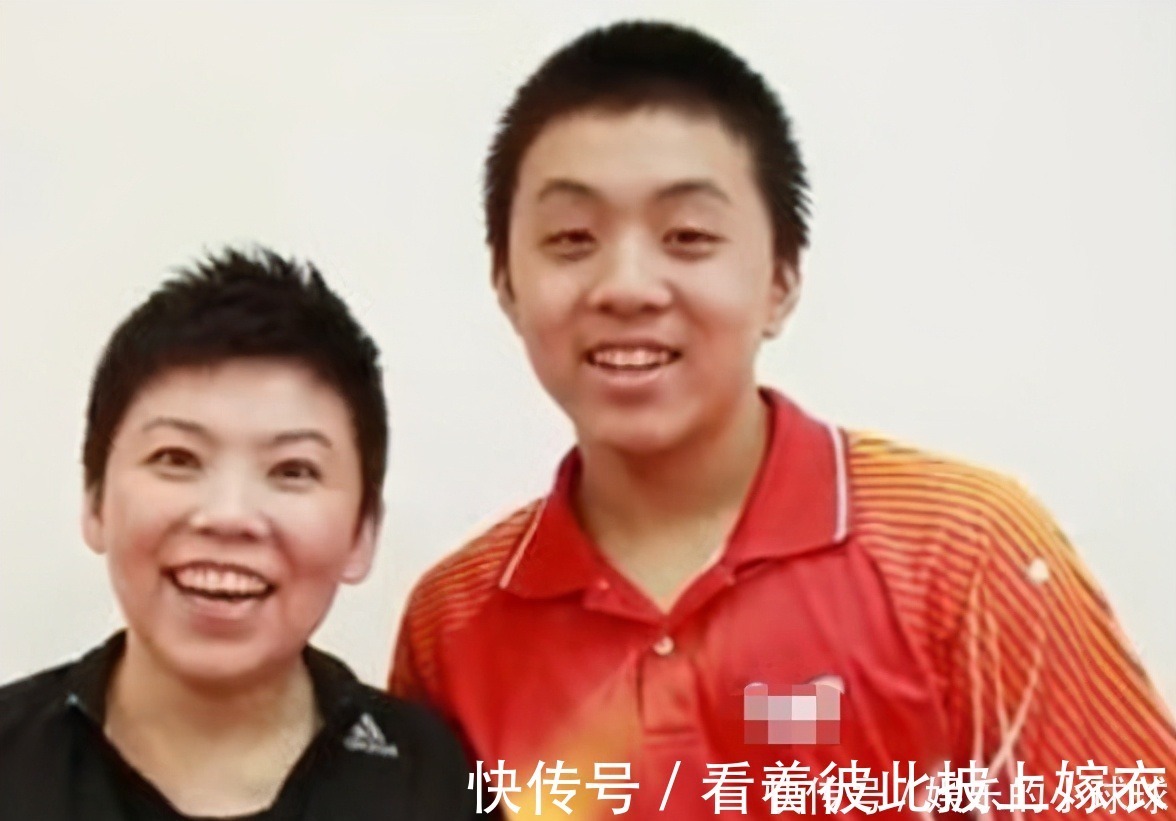 世界冠军|邓亚萍近况曝光超朴素!啃鸡爪直接用手接骨头,回归田园醉心种菜