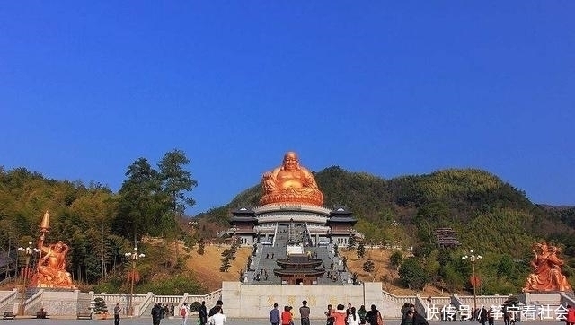 菩萨|为什么进入佛教寺庙大门,一般首先看到的都是弥勒佛和四大天王