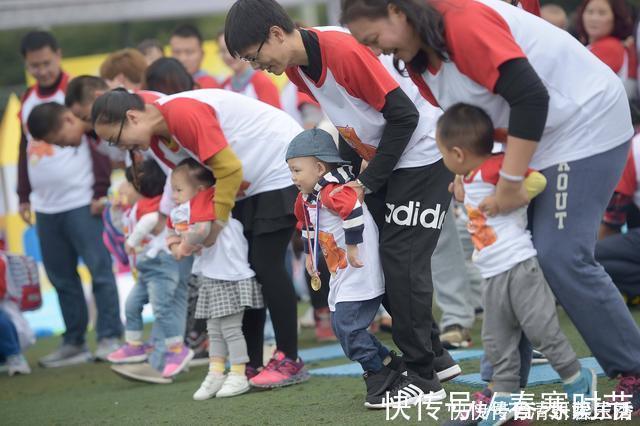 乘客|“谁有吃的,能给孩子吃点吗”父亲无助的声音,让乘客坐不住了