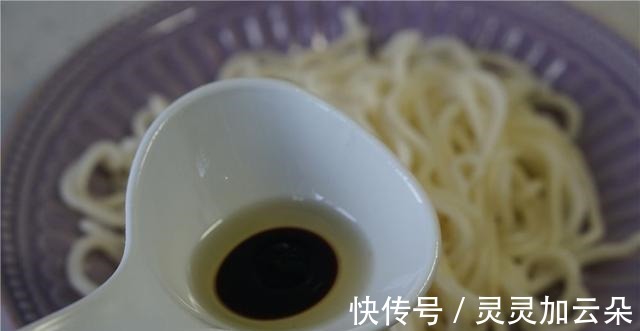 鸡蛋|鸡蛋葱油拌面,简单易学,好吃健康!