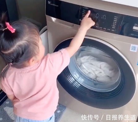 奶奶|宝宝发现被子被洗了,气得直跺脚,无奈之下的决定把奶奶萌到了!