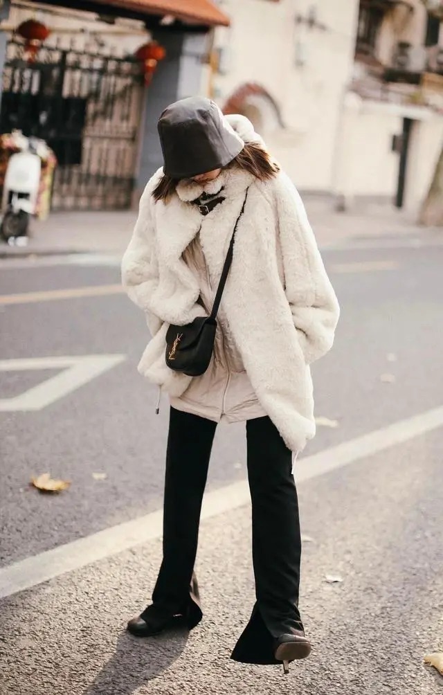 寒冬已至，保暖的“毛绒外套”火了起来，时髦又百搭，潮人都爱穿