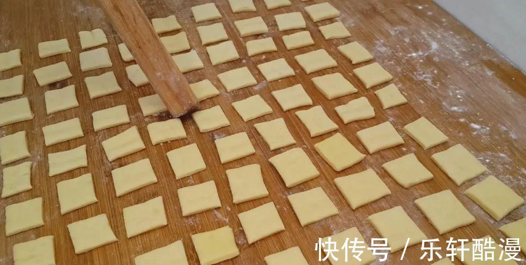 面粉|3个鸡蛋，1斤面粉，大刀一切，松软香甜不刷油，我家一周吃五次