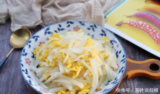 炒鸡蛋别只会用西红柿,换个食材,润肺生津,老人孩子都爱吃