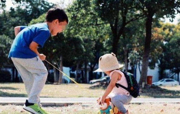 妻子|妻子生下双胞胎，丈夫看到宝宝后转身就想跑，网友：搁我我也跑