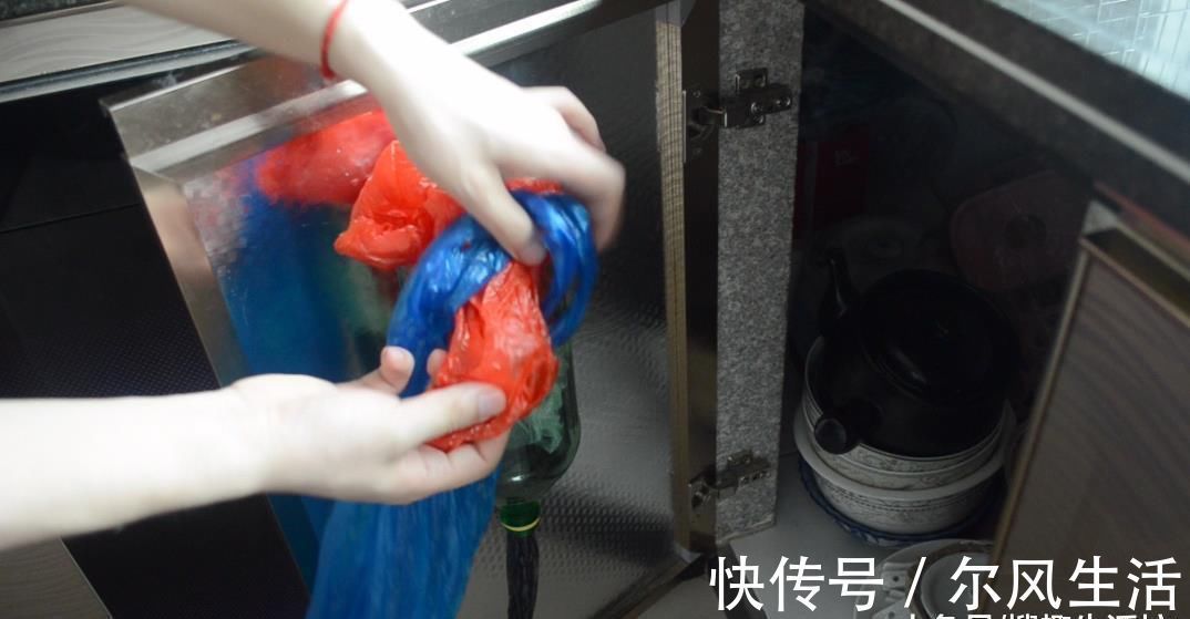 厨房里放一个塑料瓶, 家里一年都不用买垃圾袋, 看完赶紧去试试