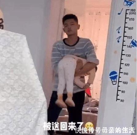 嫌弃|“无情”哥哥走红，把2胎妹妹丢出房间一脸嫌弃，妹妹：好丢人