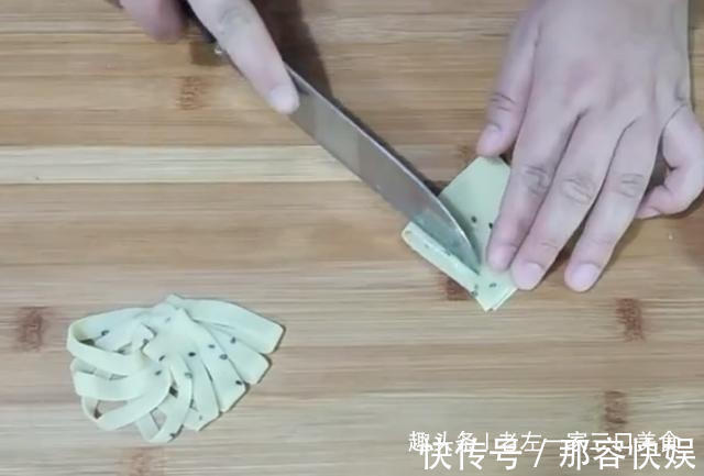 炸排叉也叫麻叶，老左教你制作比例及手法，学会了可以自己在家炸