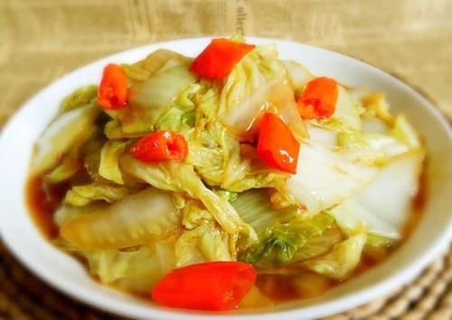 炒白菜,直接下锅炒是外行!学会4个技巧,酸辣又脆爽,还不出水