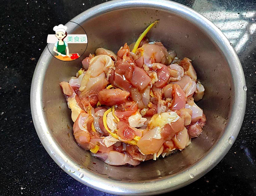 鸡腿肉别老红烧了,学会此做法,简单炒一炒,上桌胃口大开,特香