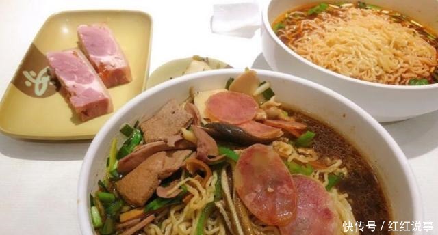 镇江这家200多年的锅盖面,一碗全家福32元,浇头铺一层