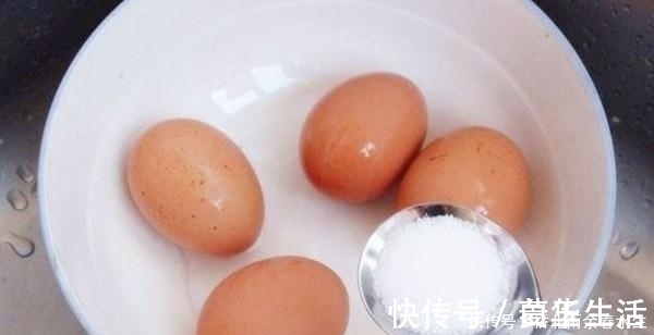 煮鸡蛋时,别再加水了,只需一张纸,鸡蛋2分钟出锅,口感好特香