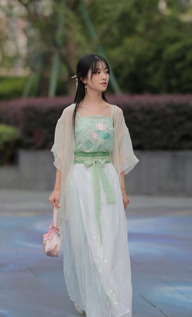 清新 连衣裙既清新又美丽,装扮才能显得优雅精致,非常好看