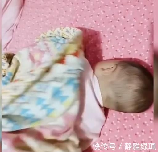 婴儿|婴儿睡觉时喜欢躲在被子里当她妈妈打开被子时,她笑了