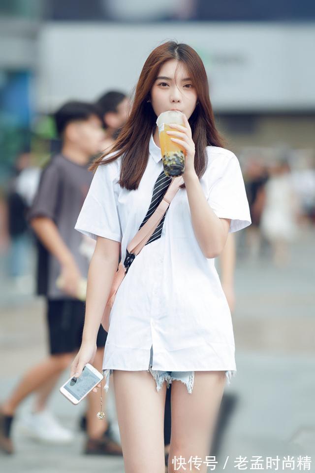 衣服|路人街拍:美女白色学生服,搭配牛仔热裤,喝着奶茶,时尚俏皮!