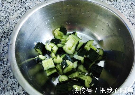 爽脆|凉拌黄瓜有窍门,很多人少加了这味料,难怪黄瓜不够爽脆好吃!