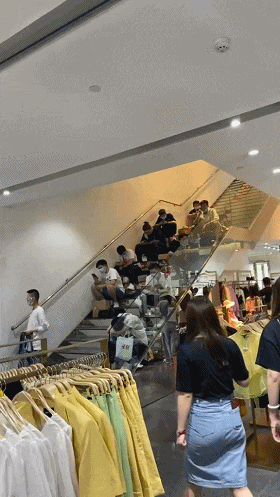 |搞笑GIF趣图:看漂亮小姐姐在线给大家跳舞,大家都很支持