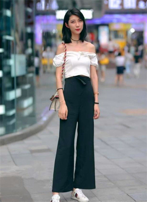 街拍:小姐姐白色上衣配黑色裙,身姿婀娜,美丽动人