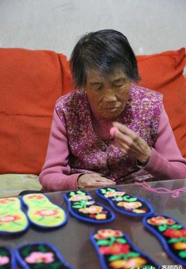 穿针引线|家有老手艺丨一双巧手绣鲁艺,82岁穿针引线爱绣花