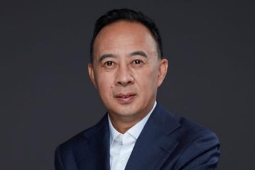 白酒|身家不到1亿,却花5亿买个亏损十几亿的酒厂,如今赚回8百亿