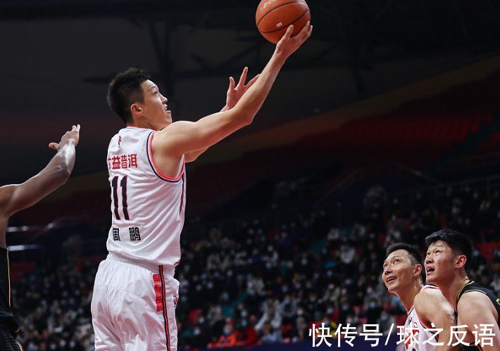 广厦|CBA争议吹罚，裁判明显偏袒广东胡明轩，解说沉默1分钟什么也没说