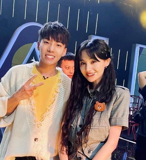 下意识|郑爽第一次抱农村小孩,上车后谁注意她下意识举动装都懒得装了