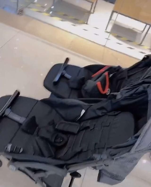 宝妈|爸妈带仨娃逛商场,爸爸怀抱成必争之地,妈妈坐小推车不香吗