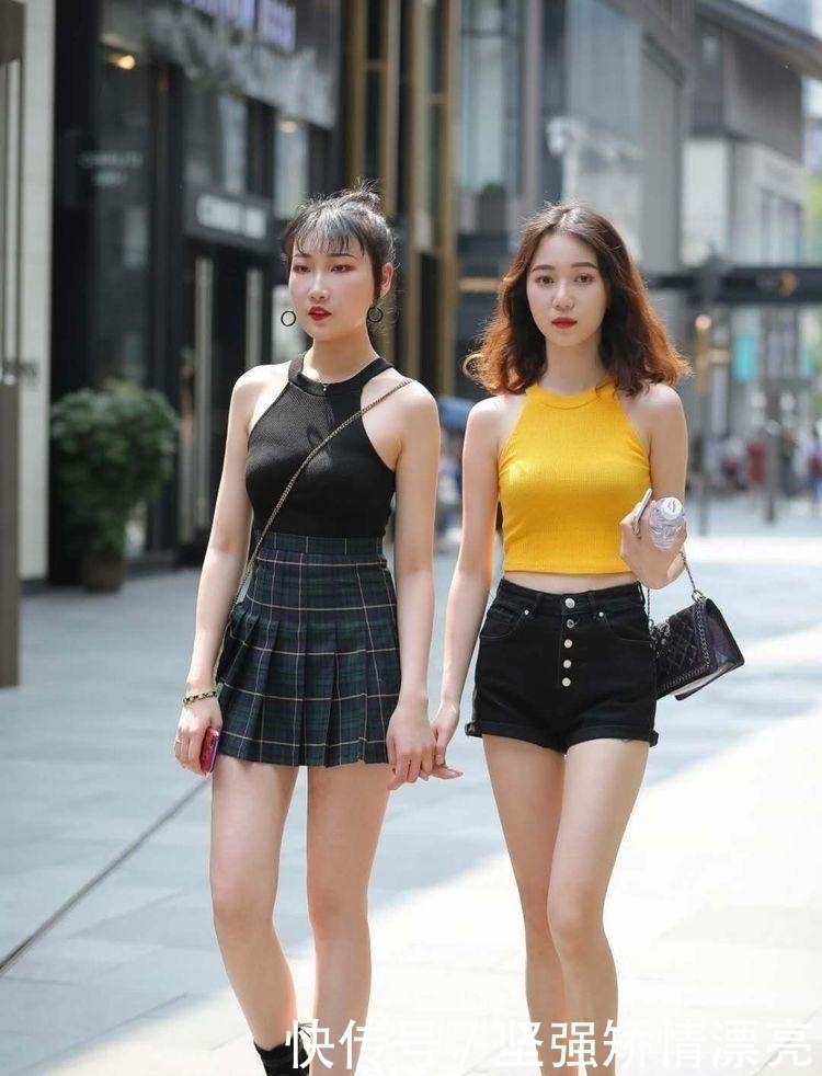 格子|街拍：美女格子半身裙搭配黑色背心， 不同搭配穿出不一样的味道