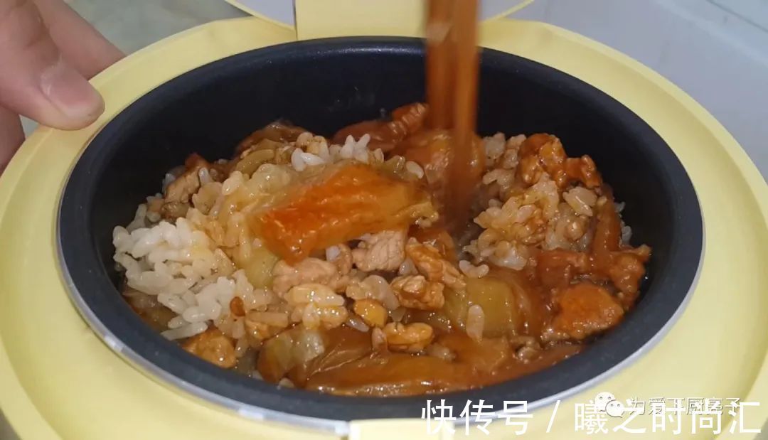 茄子|米饭怎么做才好吃吗,锅里一焖,既有菜又有饭,上桌全家都抢着吃