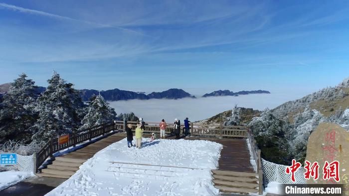 湖北|湖北神农架：云海流淌雪山间