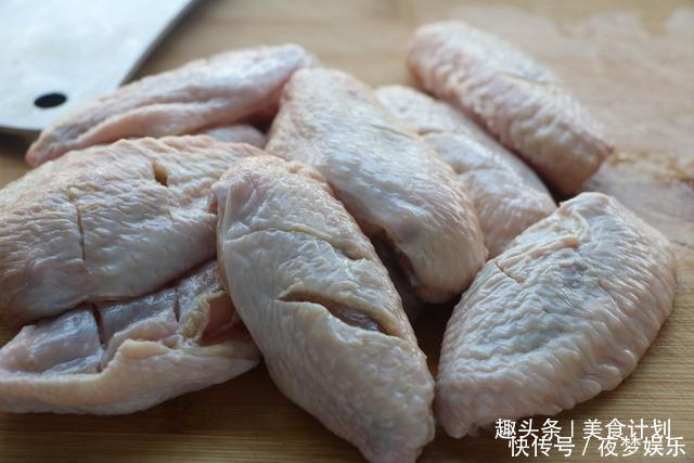  年夜饭，鸡翅别再红烧了，简单一做，外焦里嫩，比油炸更健康！
