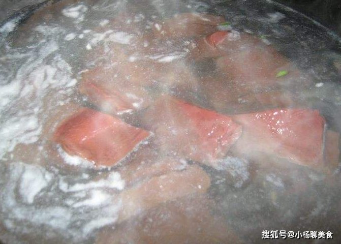 炒猪血时，直接下锅炒就错了！多做1步，猪血无腥味，还香嫩好吃