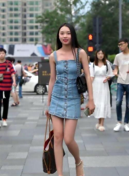 紫色运动背心,搭配上黑色牛仔裤,休闲的打扮时尚感超强